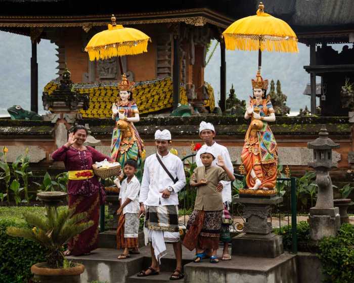 Contoh conversation untuk 6 orang tema budaya di indonesia